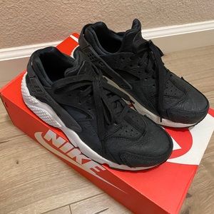 NWT Nike air Huaraches size 6.
